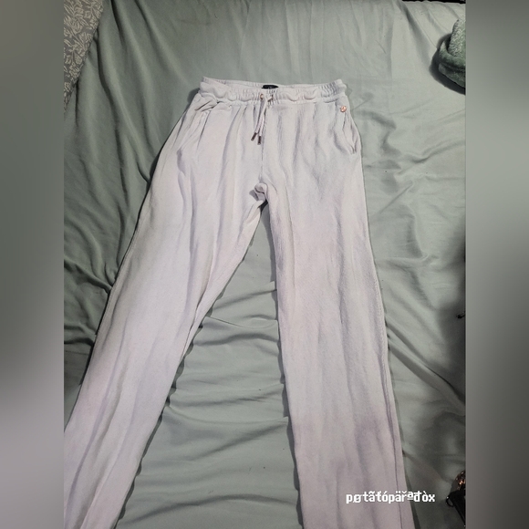 Volcom lived in lounge - Picture 3 of 3